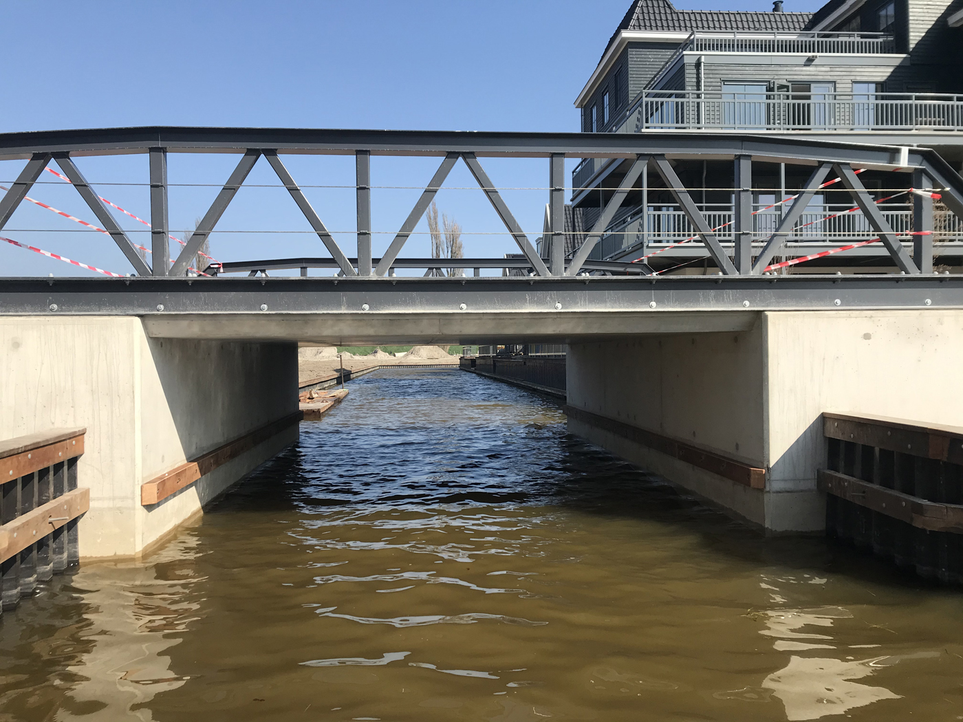 Brug in aanbouw door MRS Waterbouw Brug in aanbouw door MRS Waterbouw