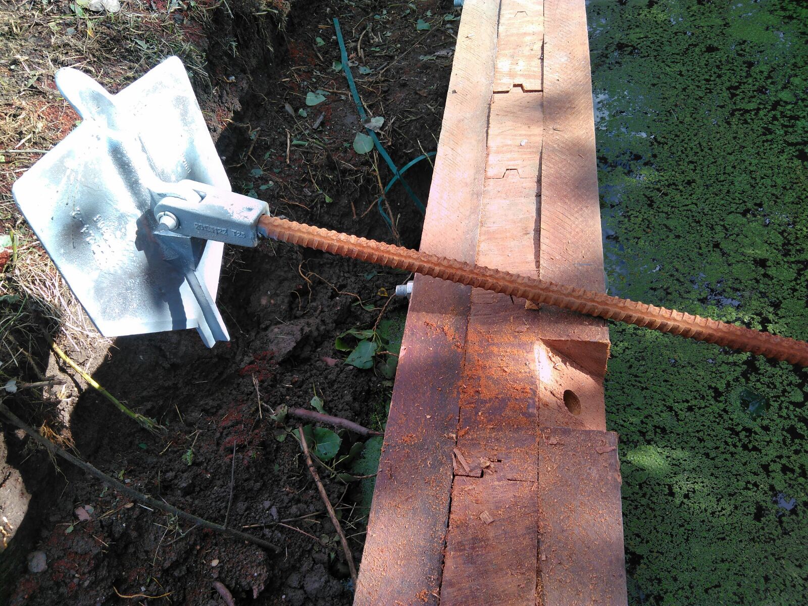 Klapanker mechanische verankering bij houten damwand Klapanker mechanische verankering bij houten damwand