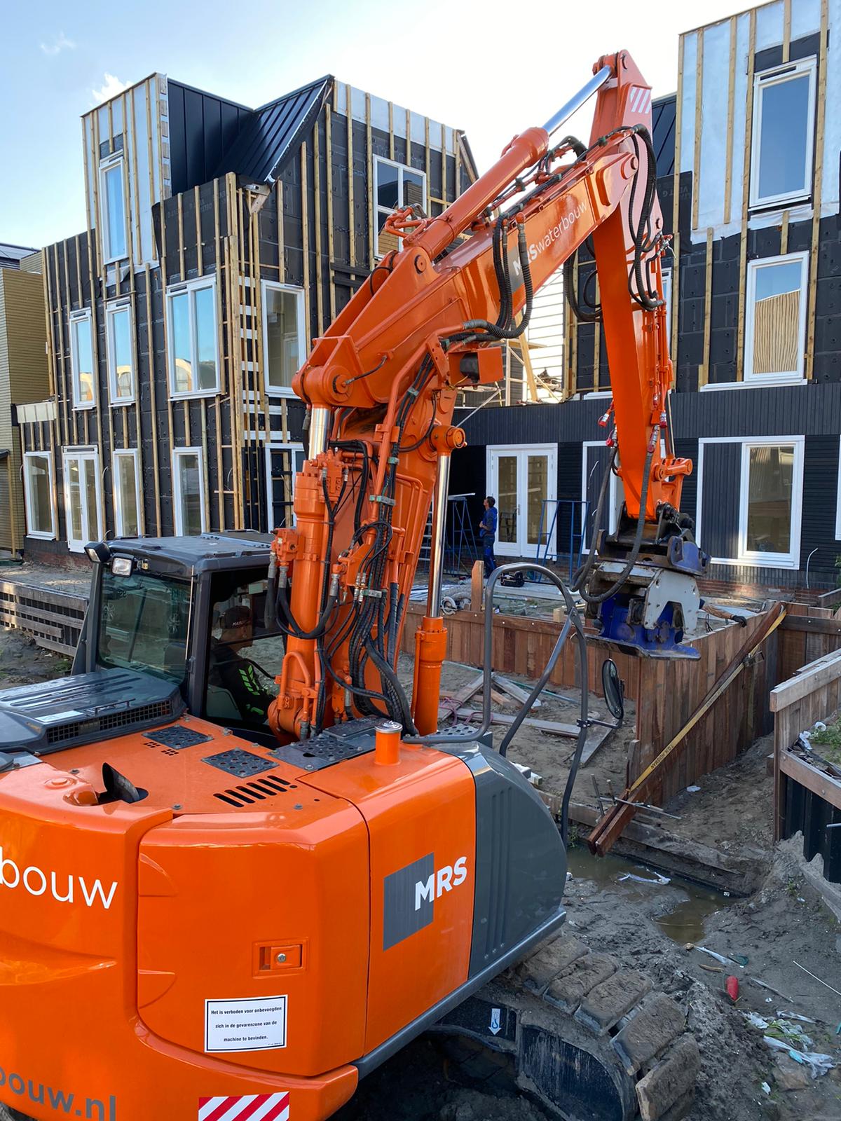 MRS Waterbouw plaatst hier een houten damwand MRS Waterbouw plaatst hier een houten damwand